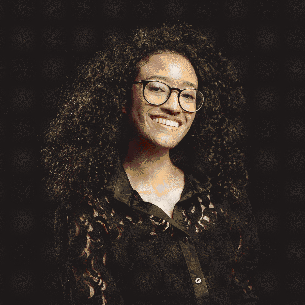 Fotografia com efeito dither e filtro sépia de Kyria Rebeca, que olha para a câmera com um sorriso